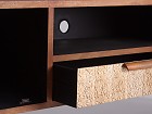 Mueble TV de madera con detalles tallados dorados