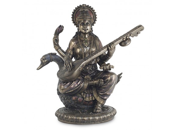 Estatua dios indú Saraswati sentado sobre cisne