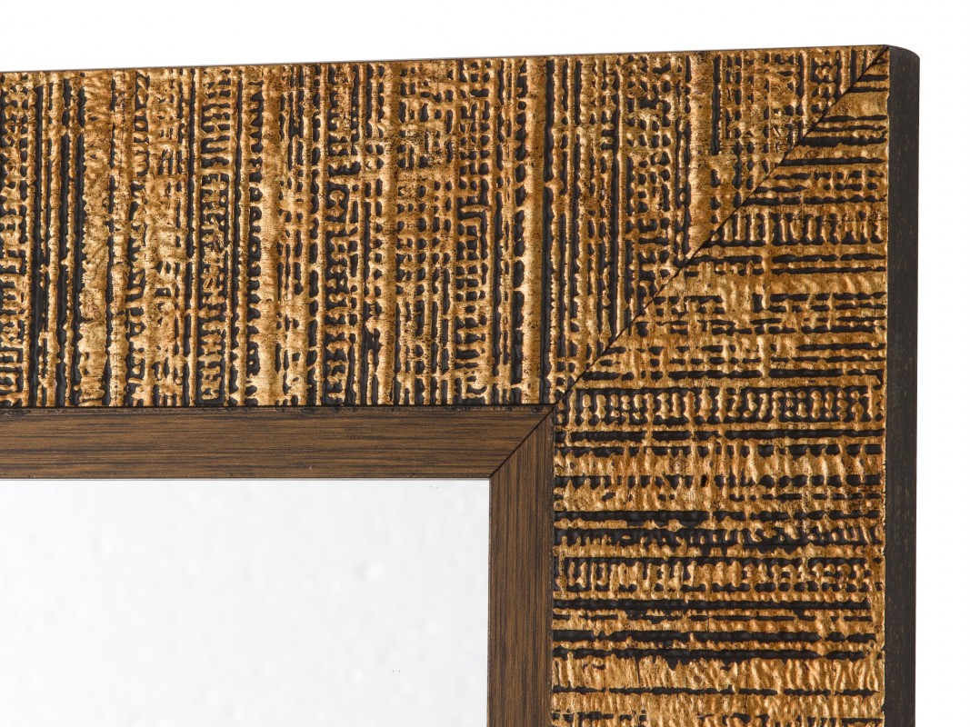 Espejo con marco dorado lacado de forma rectangular