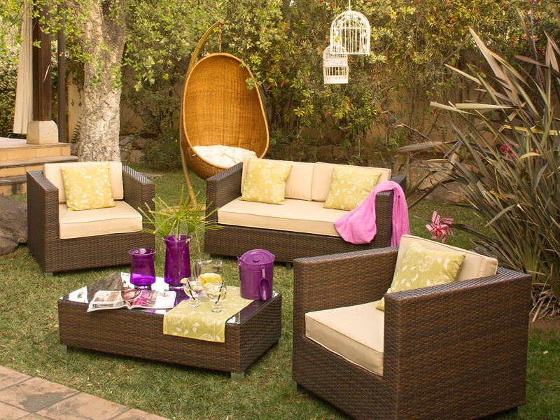 Sillones y mesa para terraza de ratán sintético