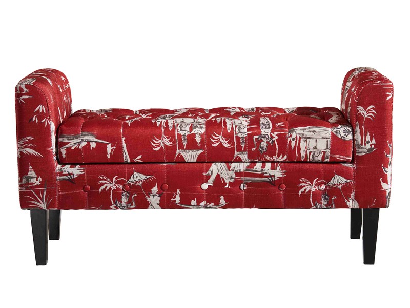 Pie de cama capitone con baúl rojo estampado descalzador