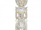 Estatua mujer con máscara de madera metalizada