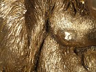 Figura decorativa mono dorado de resina