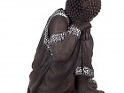 Estatua Buda de arcilla durmiendo sobre rodilla