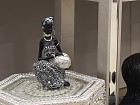 Figura de africana sentada en resina negro y plata