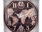 Reloj vintage mapamundi de metal con fondo oscuro