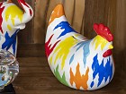 Figura hucha de gallina con manchas de colores 