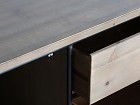 Mueble TV hierro y madera con puerta de rejilla y cajones