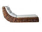 Chaise longue de ratán con cojín blanco