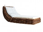 Chaise longue de ratán con cojín blanco