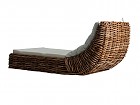 Chaise longue de ratán con cojín blanco