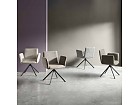 Silla de líneas rectas con reposabrazos anchos