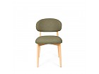 Silla de madera con respaldo y asiento tapizado