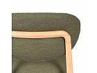 Silla de madera con respaldo y asiento tapizado