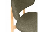 Silla de madera con respaldo y asiento tapizado