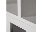 Librería blanca con estantes cerrados y cajones