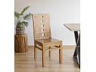 Silla de madera con detalles en respaldo