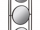 Espejos redondos en marco de hierro rectangular.