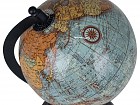 Esfera terrestre con mapamundi y pie negro