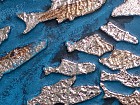 Cuadro decorativo banco de peces marino en dorado