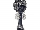 Figura africana de perfil cuello largo con rosas en cabeza