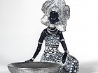 Figura decorativa africana con bandeja negro y plata