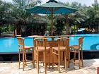 Conjunto terraza bar de madera con sombrilla