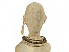 Figura busto de madera marrón claro