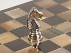 Tablero de ajedrez de madera con piezas clásicas y cajón