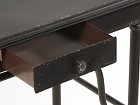 Escritorio de metal envejecido