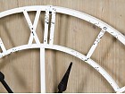 Reloj de hierro blanco con base de madera