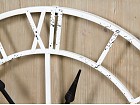 Reloj de hierro blanco con base de madera
