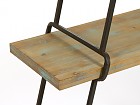 Estantería triangular de madera y metal