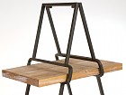 Estantería triangular de madera y metal