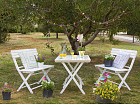 Mesa con bancos de jardín blancos de madera