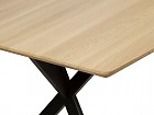 Mesa comedor de madera laminada y patas de acero.