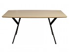 Mesa comedor de madera laminada y patas de acero.