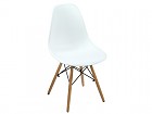 Mesa cuadrada con 4 sillas Eames