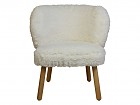 Butaca nórdica de pelo blanco y patas de madera
