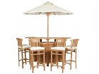 Conjunto terraza bar de madera con sombrilla