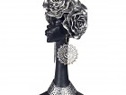 Figura africana de perfil cuello largo con rosas en cabeza