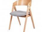 Silla de madera con respaldo curvo
