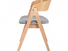 Silla de madera con respaldo curvo