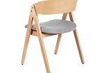 Silla de madera con respaldo curvo
