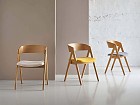 Silla de madera con respaldo curvo