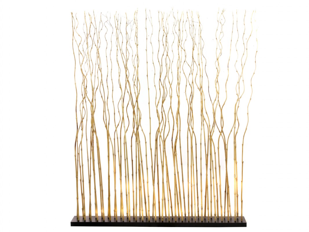 Separador ambientes ramas de bambú natural sobre base negra
