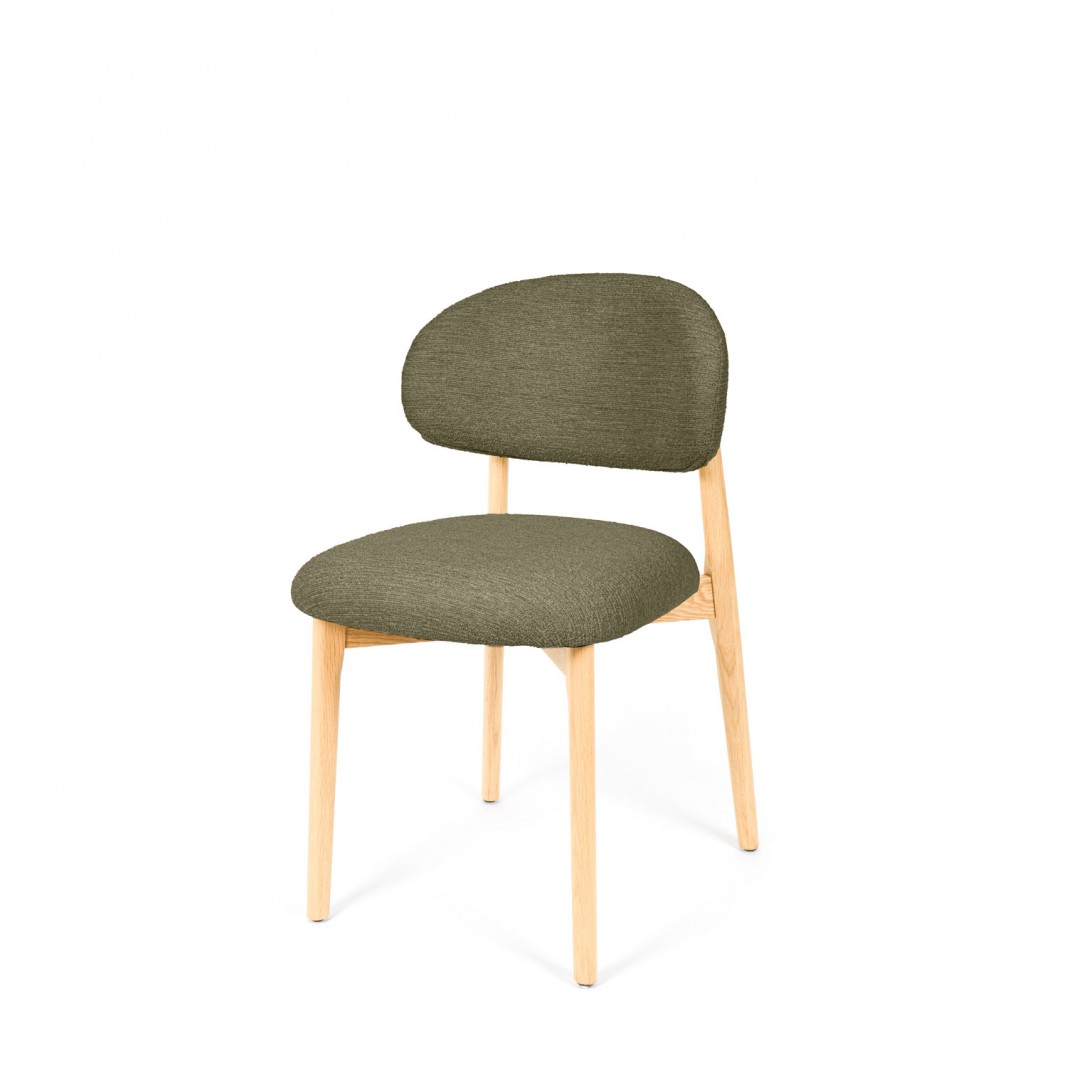 Silla de madera con respaldo y asiento tapizado