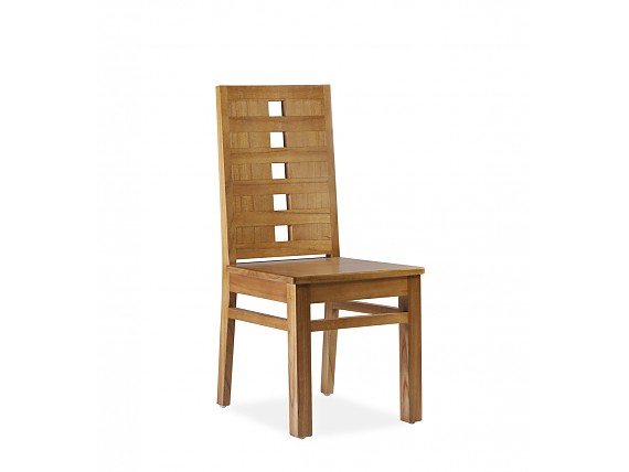 Silla de madera con detalles en respaldo