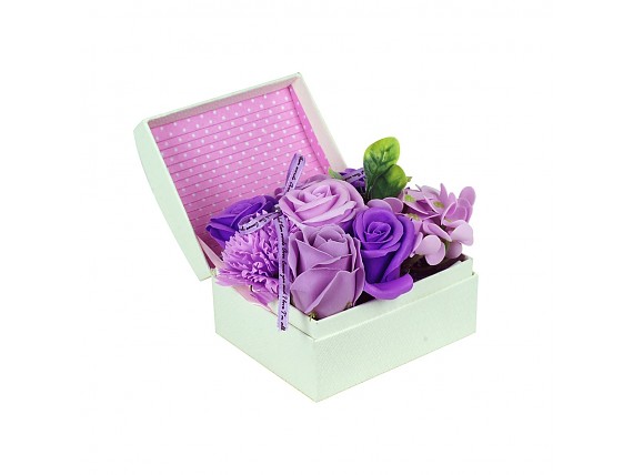 Caja con ramo de flores violetas y jabón