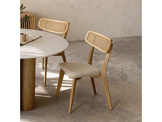 Silla de madera de roble con asiento tapizado y respaldo de rejilla